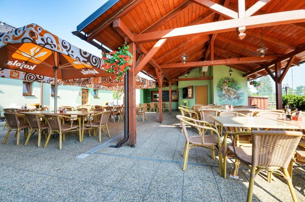 Restaurace A Penzion Kamenec Jilesovice Exterior photo
